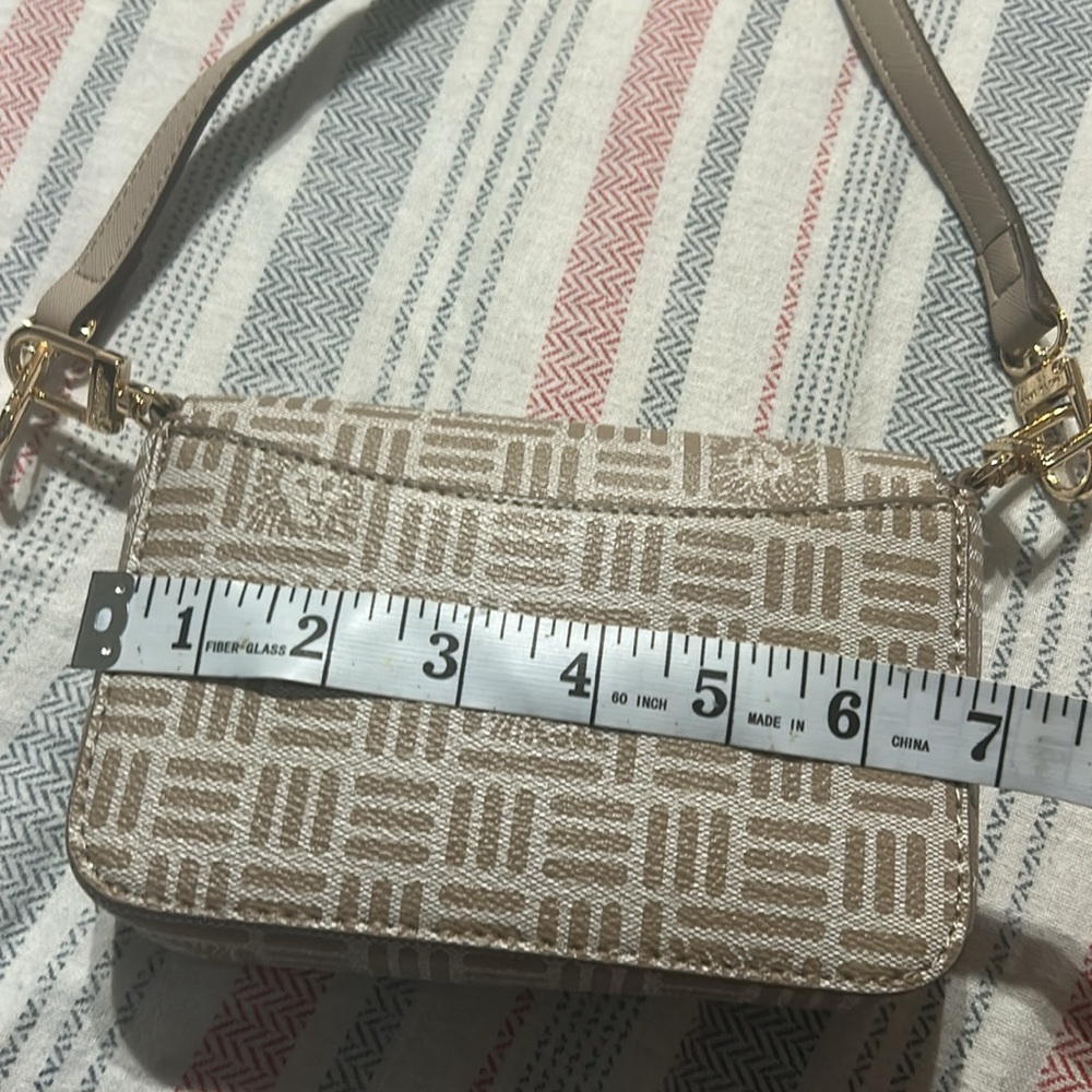 Small Beautiful Purse Color Tan. - Picture 6 of 9